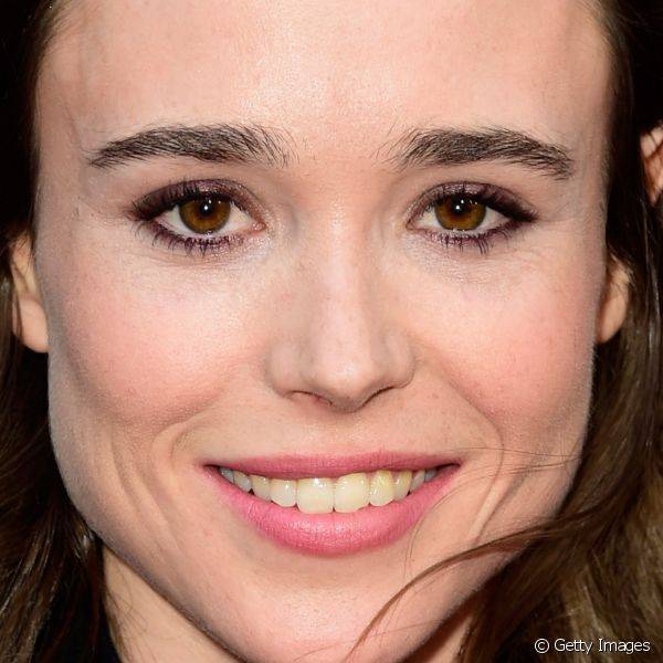 Ellen Page tamb?m fez uma maquiagem rom?ntica e discreta para a premi?re de 'Into the Forest'